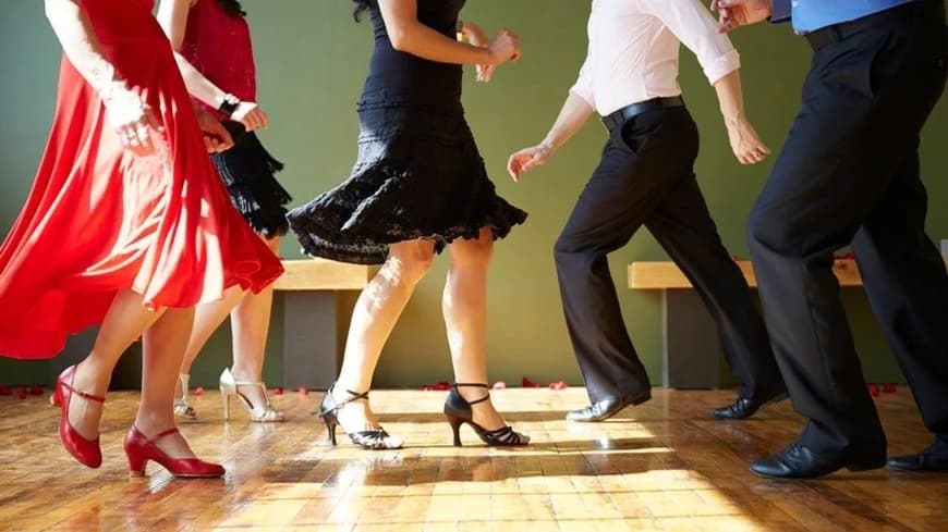 Vamos a bailar salsa/Let's go salsa dancing